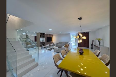 Casa de condomínio à venda com 407m², 5 quartos e 2 vagasSala