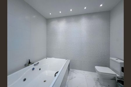 Casa de condomínio à venda com 407m², 5 quartos e 2 vagasSuíte 2 - Banheiro