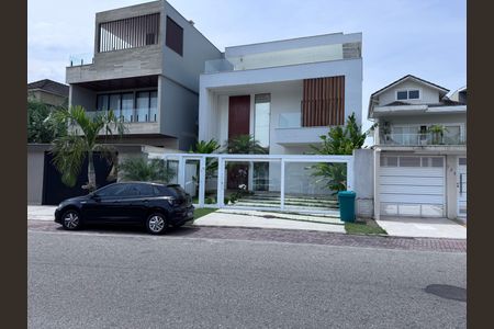 Casa de condomínio à venda com 407m², 5 quartos e 2 vagasFachada