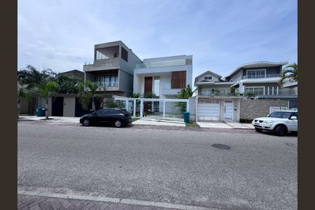 Casa de condomínio à venda com 407m², 5 quartos e 2 vagasFachada