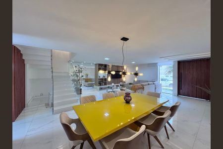 Casa de condomínio à venda com 407m², 5 quartos e 2 vagasSala