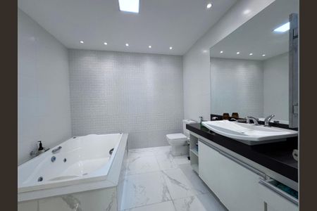 Casa de condomínio à venda com 407m², 5 quartos e 2 vagasSuíte 2 - Banheiro