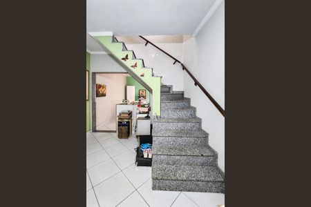 Casa à venda com 109m², 2 quartos e 2 vagas Casa à venda com 109m², 2 quartos e 2 vagasEscada