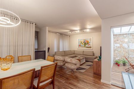 Casa à venda com 312m², 4 quartos e 8 vagasSala