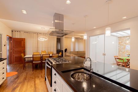 Casa à venda com 312m², 4 quartos e 8 vagasCozinha