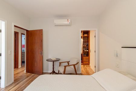 Casa à venda com 312m², 4 quartos e 8 vagasSuíte