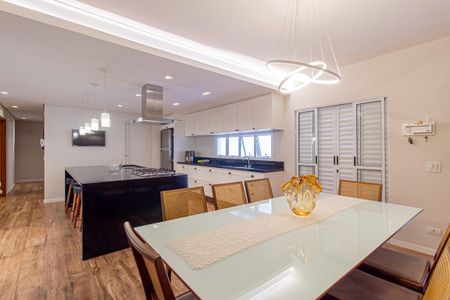 Casa à venda com 312m², 4 quartos e 8 vagasSala