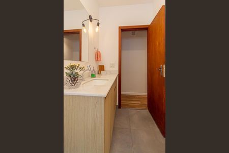 Casa à venda com 312m², 4 quartos e 8 vagasBanheiro Social