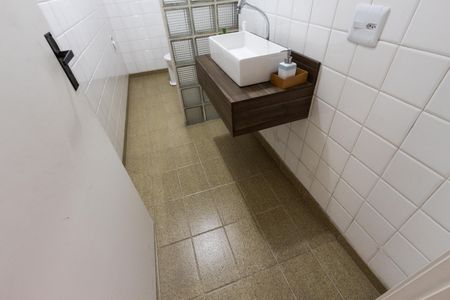 Casa à venda com 258m², 4 quartos e 6 vagasBanheiro 2