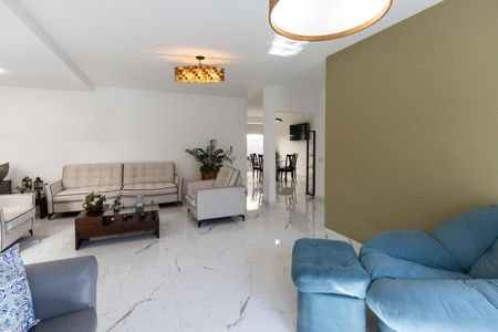 Casa à venda com 258m², 4 quartos e 6 vagasSala