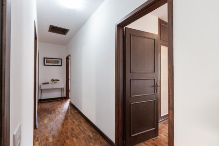 Casa à venda com 258m², 4 quartos e 6 vagasCorredor