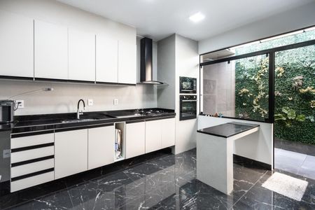 Casa à venda com 258m², 4 quartos e 6 vagasCozinha