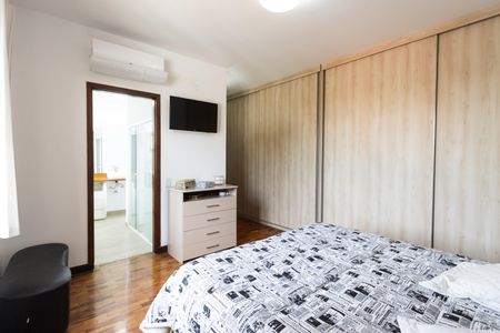 Casa à venda com 258m², 4 quartos e 6 vagasSuíte 3