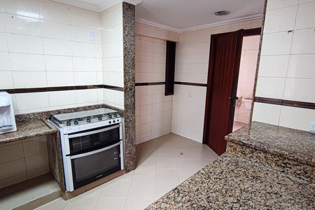 Casa à venda com 310m², 4 quartos e 2 vagascozinha