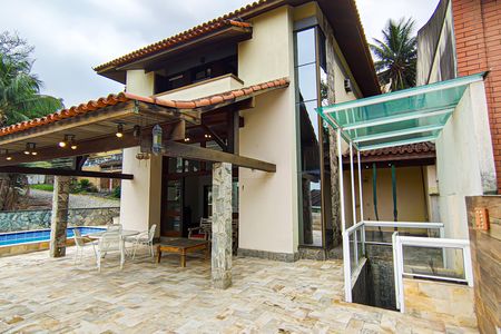 Casa à venda com 310m², 4 quartos e 2 vagasfrente da casa