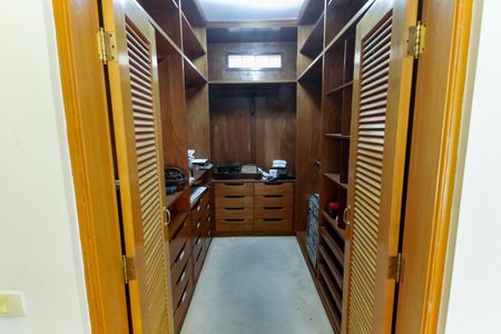 Casa para alugar com 1000m², 7 quartos e 5 vagasCloset da suíte 4