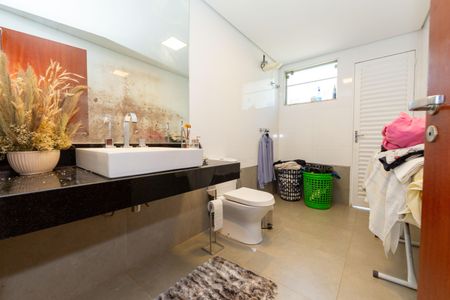 Casa de condomínio à venda com 492m², 5 quartos e 4 vagas Casa de condomínio à venda com 492m², 5 quartos e 4 vagasBanheiro da Suíte 3