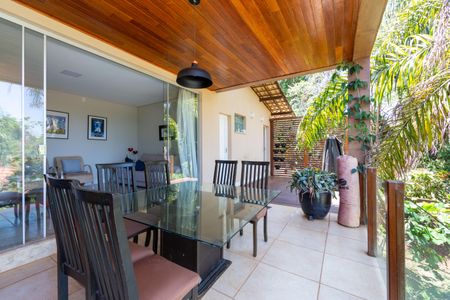 Casa de condomínio à venda com 492m², 5 quartos e 4 vagas Casa de condomínio à venda com 492m², 5 quartos e 4 vagasVaranda