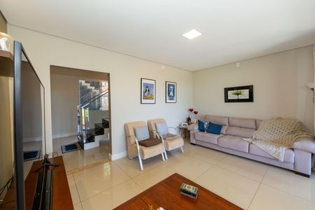 Casa de condomínio à venda com 492m², 5 quartos e 4 vagas Casa de condomínio à venda com 492m², 5 quartos e 4 vagasSala 2