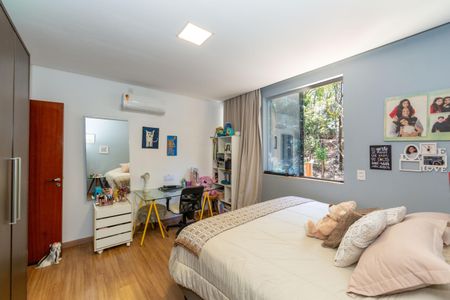 Casa de condomínio à venda com 492m², 5 quartos e 4 vagas Casa de condomínio à venda com 492m², 5 quartos e 4 vagasQuarto 1