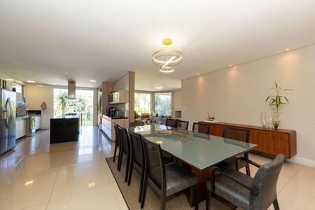 Casa de condomínio à venda com 492m², 5 quartos e 4 vagas Casa de condomínio à venda com 492m², 5 quartos e 4 vagasSala de Jantar