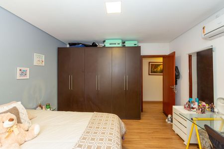 Casa de condomínio à venda com 492m², 5 quartos e 4 vagas Casa de condomínio à venda com 492m², 5 quartos e 4 vagasQuarto 1