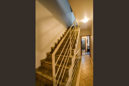 Casa à venda com 163m², 3 quartos e 3 vagas Casa à venda com 163m², 3 quartos e 3 vagasEscada