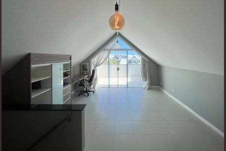 Casa de condomínio à venda com 240m², 4 quartos e 2 vagas