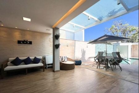 Casa de condomínio à venda com 240m², 4 quartos e 2 vagas