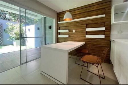 Casa de condomínio à venda com 240m², 4 quartos e 2 vagas