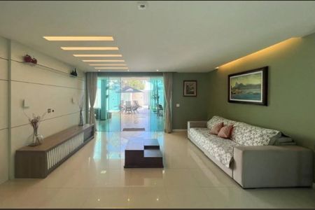 Casa de condomínio à venda com 240m², 4 quartos e 2 vagas