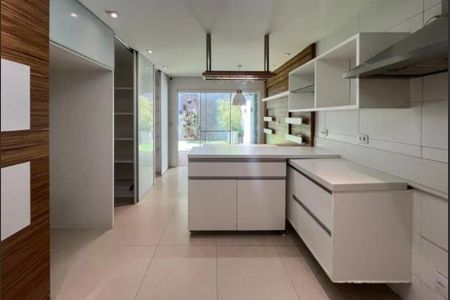 Casa de condomínio à venda com 240m², 4 quartos e 2 vagas