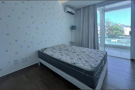 Casa de condomínio à venda com 240m², 4 quartos e 2 vagas