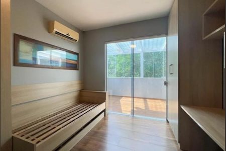 Casa de condomínio à venda com 240m², 4 quartos e 2 vagas