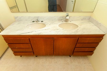 Casa à venda com 420m², 4 quartos e 6 vagasBanheiro da Suíte 1