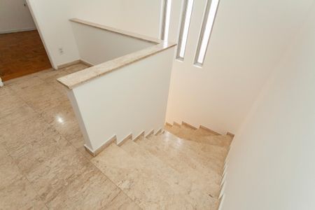 Casa à venda com 420m², 4 quartos e 6 vagasEscada