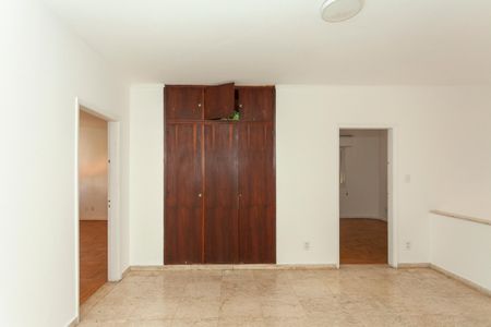 Casa à venda com 420m², 4 quartos e 6 vagasCorredor dos Quartos