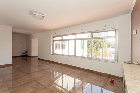 Casa à venda com 420m², 4 quartos e 6 vagasSala