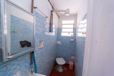 Banheiro de casa para alugar com 1 quarto, 33m² em Vila Buenos Aires, São Paulo