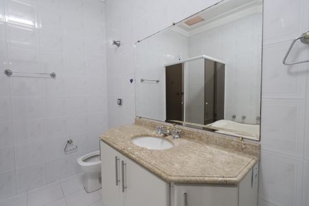 Casa à venda com 210m², 2 quartos e 4 vagasBanheiro da Suíte