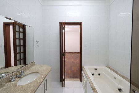 Casa à venda com 210m², 2 quartos e 4 vagasBanheiro da Suíte