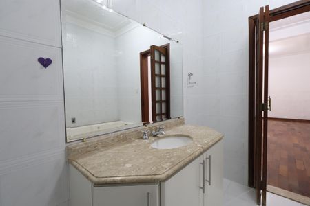 Casa à venda com 210m², 2 quartos e 4 vagasBanheiro da Suíte