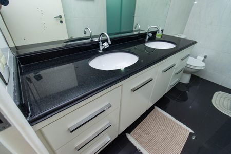 Apartamento à venda com 74m², 2 quartos e 1 vaga Apartamento à venda com 74m², 2 quartos e 1 vagaBanheiro Social