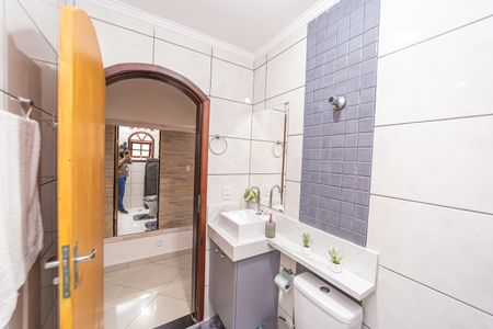 Casa à venda com 180m², 4 quartos e 2 vagasBanheiro 