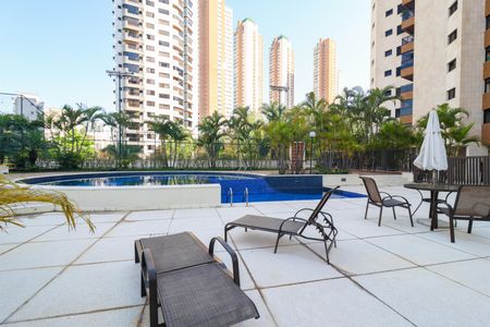 Apartamento à venda com 240m², 4 quartos e 4 vagasÁrea comum - Piscina
