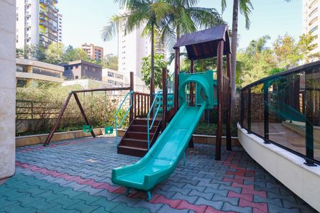Apartamento à venda com 240m², 4 quartos e 4 vagasÁrea comum - Playground