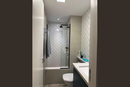 Apartamento à venda com 82m², 3 quartos e 2 vagas Apartamento à venda com 82m², 3 quartos e 2 vagasBanheiro