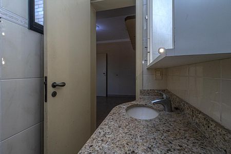 Casa à venda com 250m², 3 quartos e 4 vagasBanheiro da Suíte 2