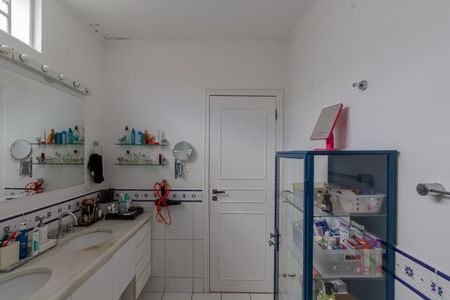 Casa à venda com 333m², 4 quartos e 4 vagasBanheiro Social