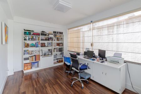 Casa à venda com 333m², 4 quartos e 4 vagasEscritório